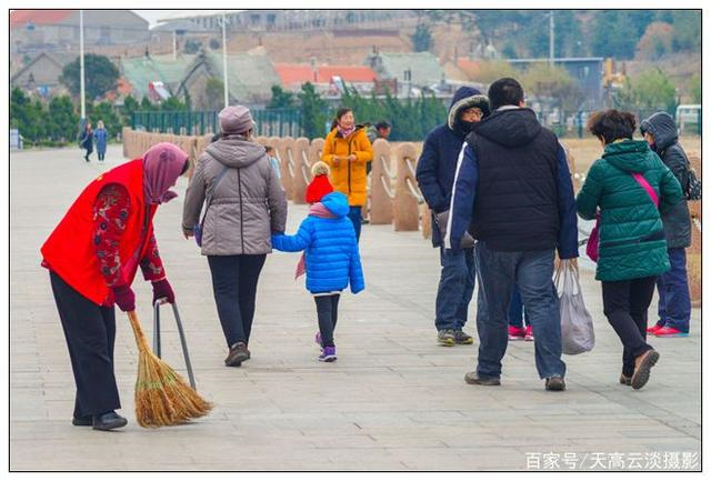 烟墩角村志愿者坚持每天清扫卫生,方便游客观赏大天鹅